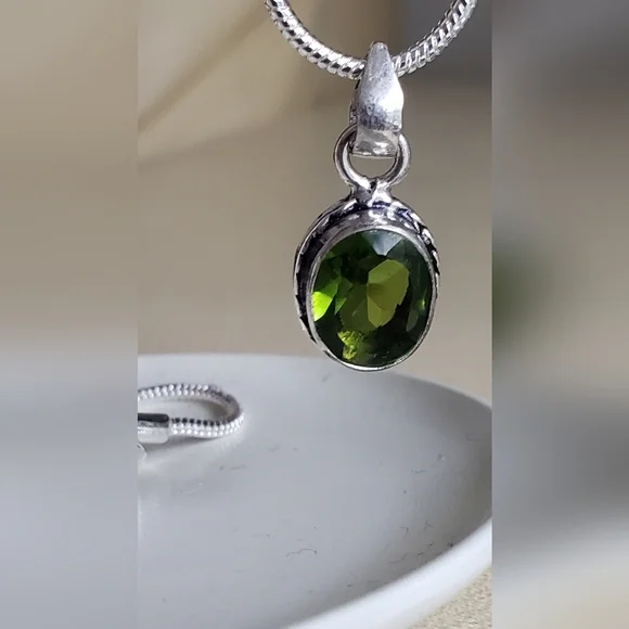 Peridot Gemstone & Silver Necklace,  Beautiful Faceting, Gorgeous Green, Chain - Picture 10 of 12